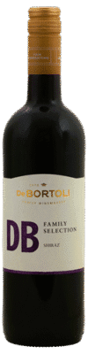 Fles De Bortoli DB Family Selection Shiraz uit het jaar 2022 met een inhoud van 0.75 L en alcoholpercentage van 14. Deze wijn komt uit de wijnstreek New South Wales gelegen in Australië. Het druivenras is Shiraz. Het EAN nummer van de fles op de afbeelding is 9300752030395.