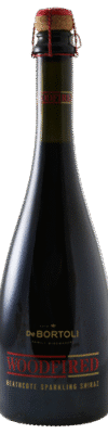 Fles De Bortoli Woodfired Heathcote Sparkling Shiraz uit het jaar N.v.t. met een inhoud van 0.75 L en alcoholpercentage van 14. Deze wijn komt uit de wijnstreek Victoria gelegen in Australië. Het druivenras is Shiraz. Het EAN nummer van de fles op de afbeelding is 9300752050331.