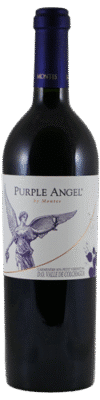 Fles Montes Purple Angel uit het jaar 2021 met een inhoud van 0.75 L en alcoholpercentage van 14.5. Deze wijn komt uit de wijnstreek Colchagua Valley gelegen in Chili. Het druivenras is Carmenère. Het EAN nummer van de fles op de afbeelding is 7804303272002.